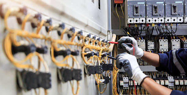 Professional Electrician technician working in Leon, IA